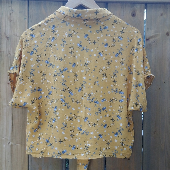 Cropped Tie-Front Summer Top - Picture 3 of 4